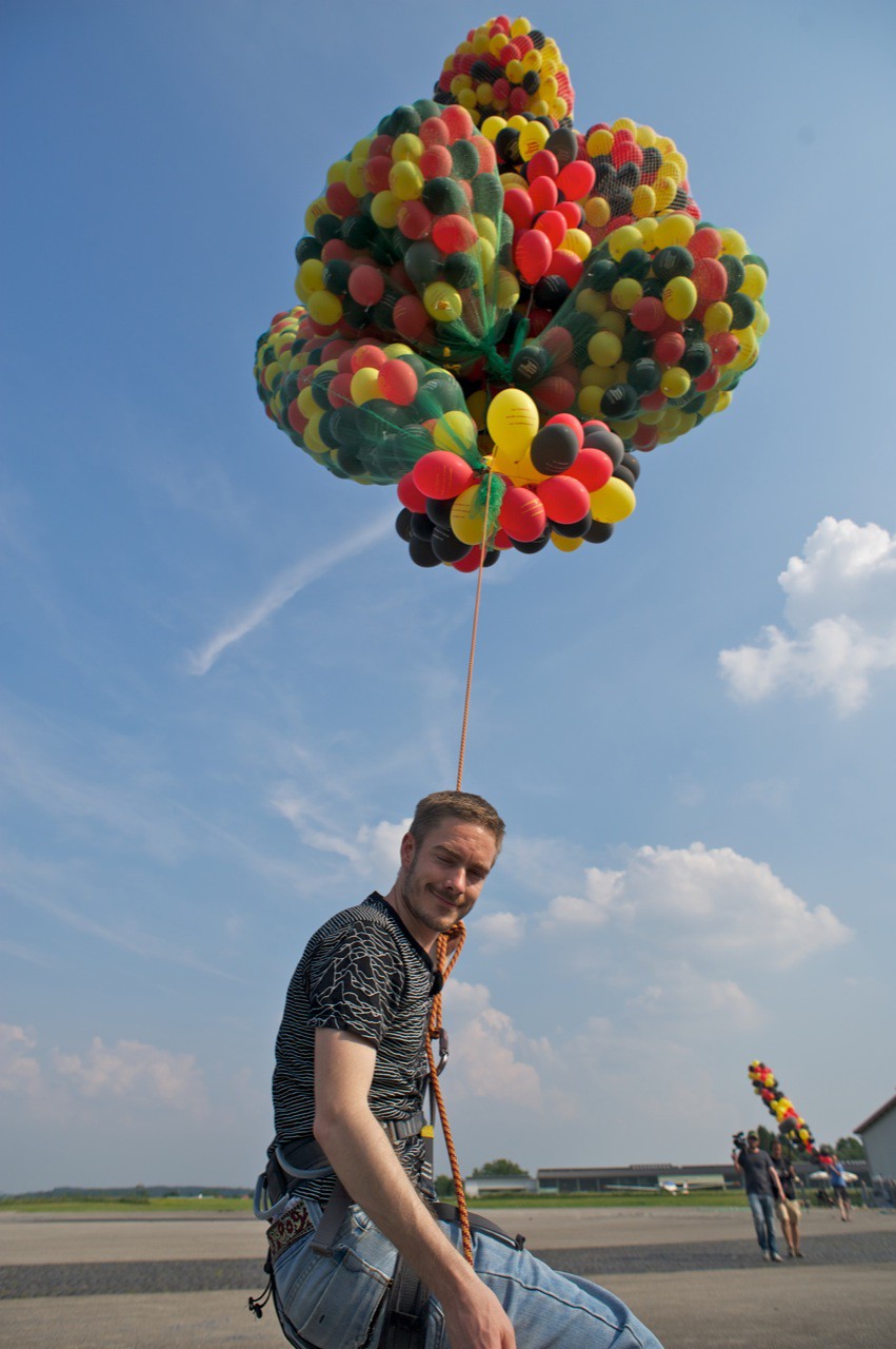 Schafft man es mit 12.000 Luftballons einen 60kg schweren Menschen in die Luft  zu heben? ALtW wagt das Experiment....