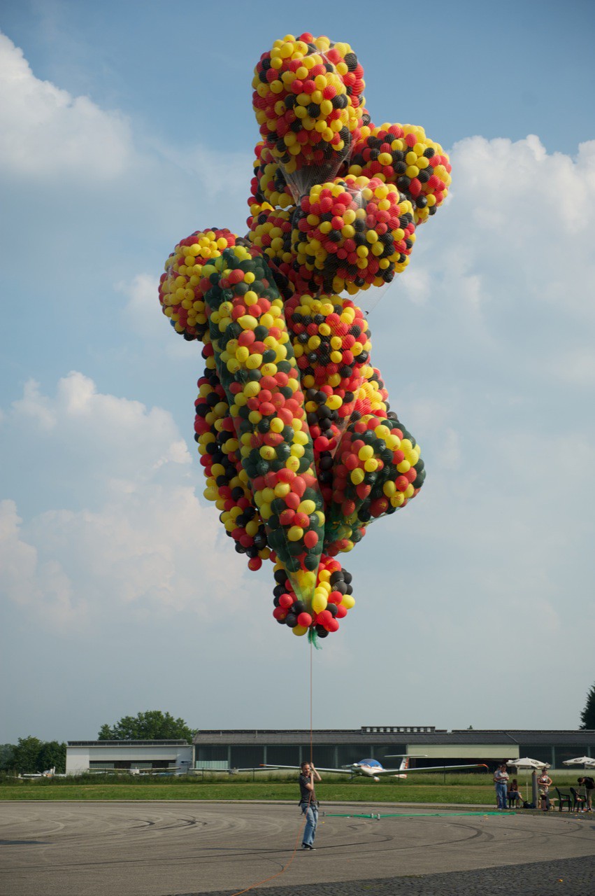 Schafft man es mit 12.000 Luftballons einen 60kg schweren Menschen in die Luft  zu heben? ALtW wagt das Experiment....